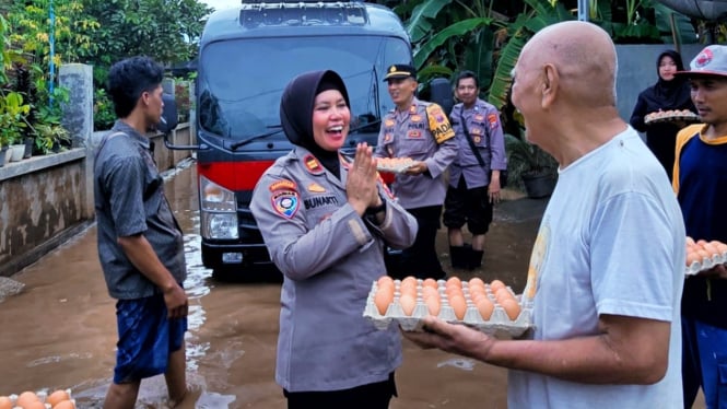 Kasat Binmas Polres Pasuruan serahkan bantuan