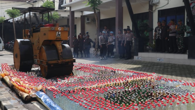 Pemusnahan miras di halaman Polres Jombang.