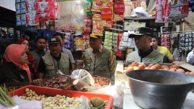 Tim TPID saat sidak harga bahan pokok di pasar.