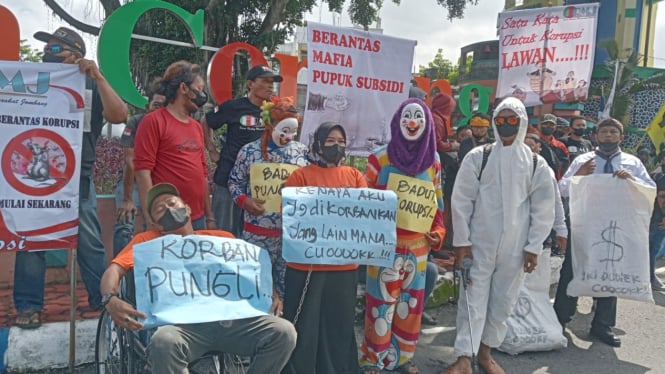 Aktivis di Jombang saat aksi teatrikal di ringin contong Jombang.