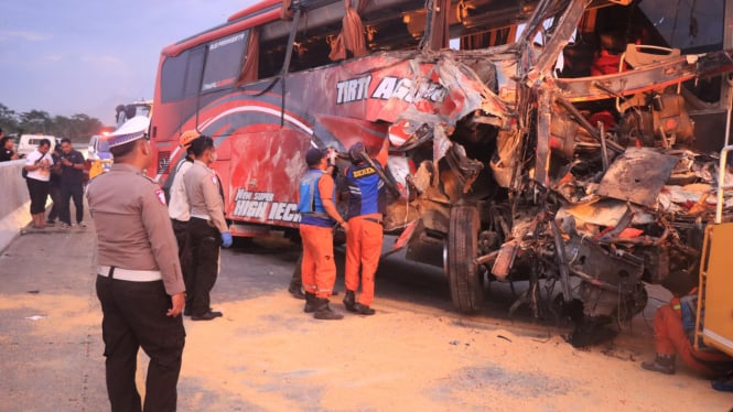 Kecelakaan bus vs truk di Tol Pandaan - Malang.