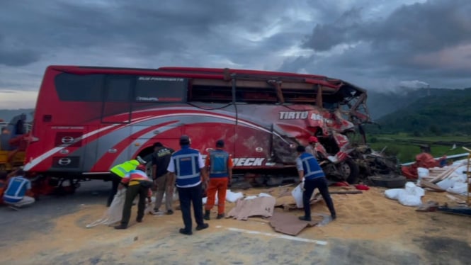 Kecelakaan maut di Tol Pandaan - Malang