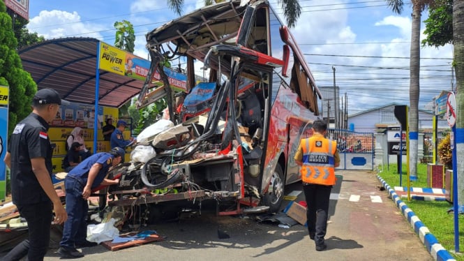 Kondisi Bus ringsek usai kecelakaan di Tol Pandaan - Malang