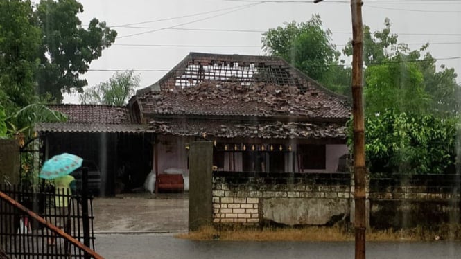 Dampak angin puting beliung di Jombang, puluhan rumah rusak