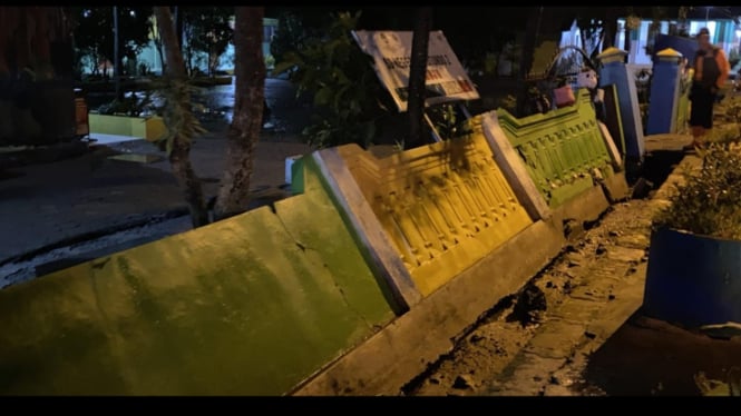 Kondisi pagar sekolah di Jombang nyaris roboh akibat banjir