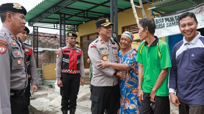 Polisi saat salurkan bantuan ke korban Puting Beliung.