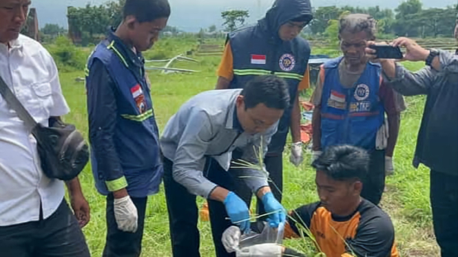 Proses evakuasi bungkusan plastik berisi gumpalan darah.