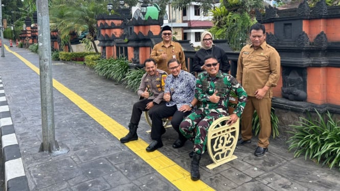 Potong pita simbol peresmian pedestrian di Kota Batu