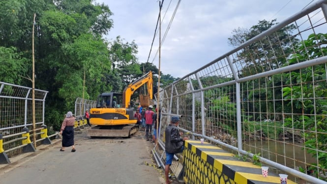 Pembersihan bekas banjir di Jembatan Lesanpuro gang 12.