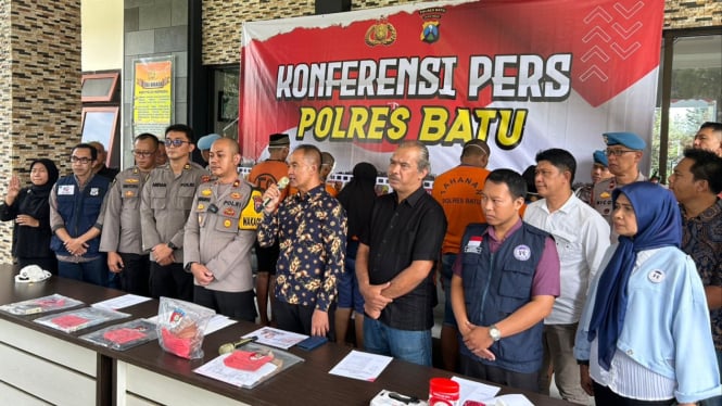 Konferensi pers kasus jual beli bayi di Mapolres Batu