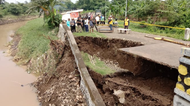 Tanggul penahan banjir di Pasuruan yang amblas