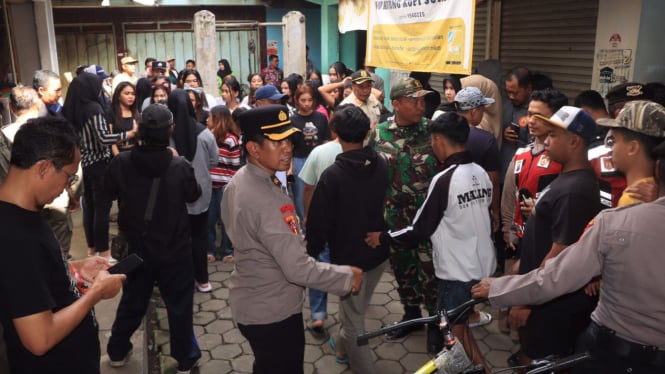 Penertiban Warung Kopi Cetol di Gondanglegi di Kabupaten Malang