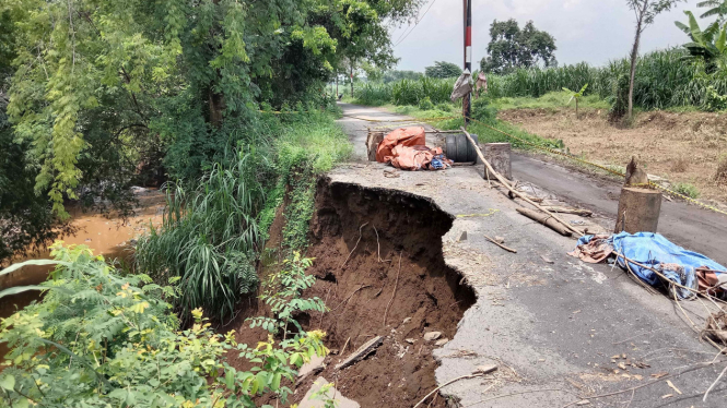 Jalan longsor di Pasuruan belum teratasi