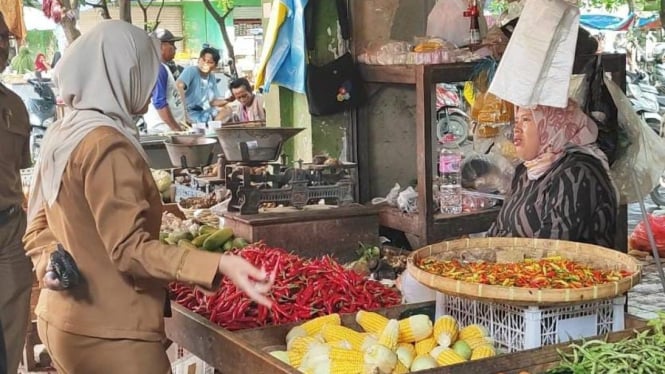 Sidak harga kebutuhan pokok oleh Disperindag Kota Pasuruan