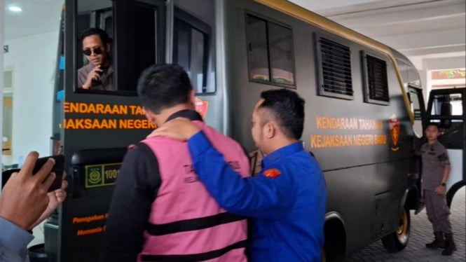 Tersangka KUR fiktif Kota Batu saat digelandang