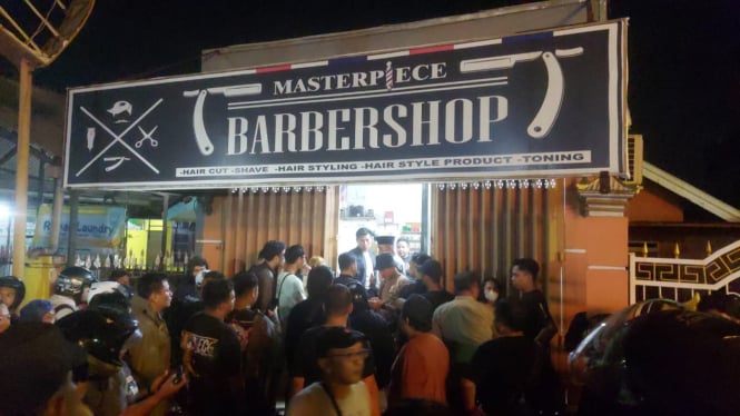 Upaya evakuasi mayat korban dari dalam barbershop