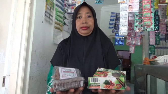 Pedagang bumbu pecel kemasan instan di Jombang.