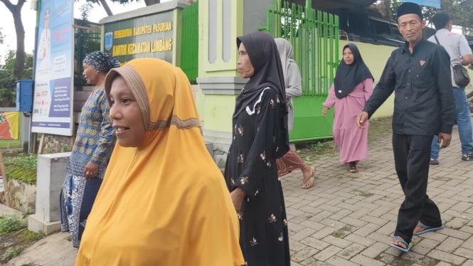 Warga Pasuruan saat datangi Kantor Kecamatan Lumbang