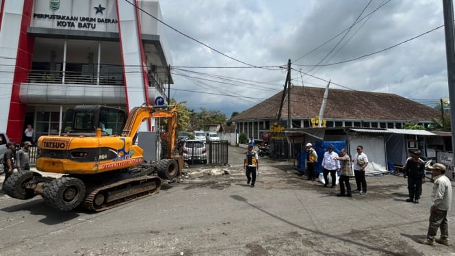 Pj Wali Kota Batu, bersama DPUPR Kota Batu di Jalan Kartini