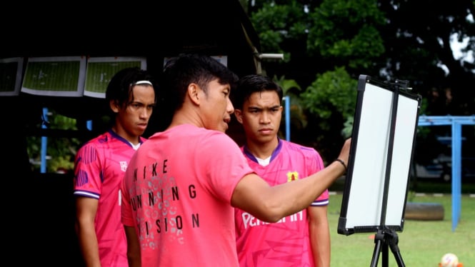 Ahmad Bustomi saat memimpin Persema Malang