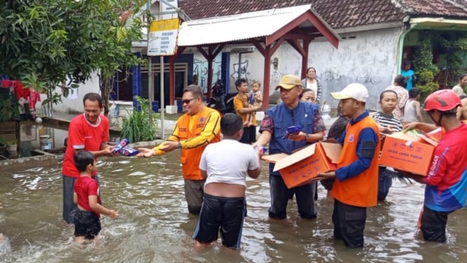 BPBD menyalurkan bantuan makanan di Pasuruan.