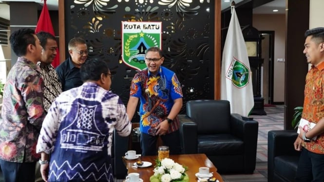 Pj Wali Kota Batu saat bersama perwakilan APEL