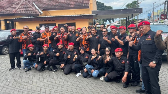 Puluhan anggota GRIB Jaya di kantor Pemuda Pancasila Kota Batu