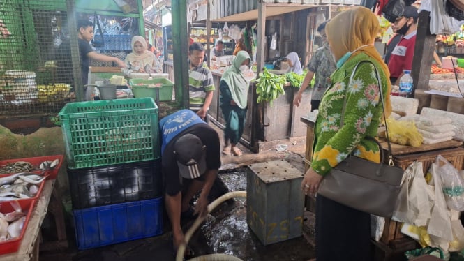 Kepala Disperindag meninjau kondisi pasar langganan banjir di Pasuruan