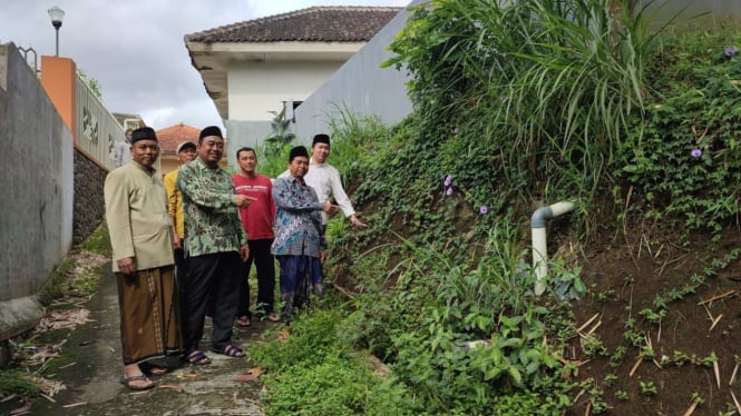 Nurudin Muhammad Hanifah (batik hijau) bersama masyarakat.