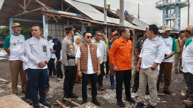 Pj Gubernur, saat meninjau lokasi bencana angin puting Beliung