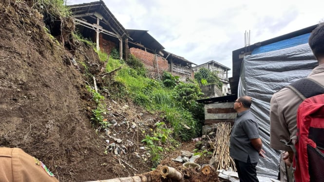 Pj Wali Kota Batu saat memantau lokasi longsor