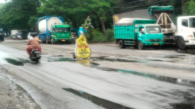 Tanda peringatan jalan berlubang di depan RSUD Bangil