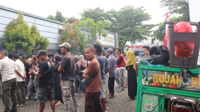 Demo para PKL di halaman kantor satpol PP Jombang