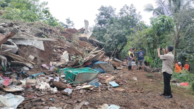 Tim BPBD saat melakukan pencarian korban longsor.