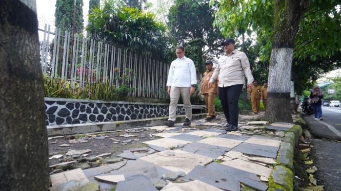 Pj Wali Kota Batu dan Kadis PUPR memantau kondisi pedestrian.