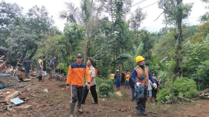 Upaya pencarian korban longsor oleh BPBD Jombang.