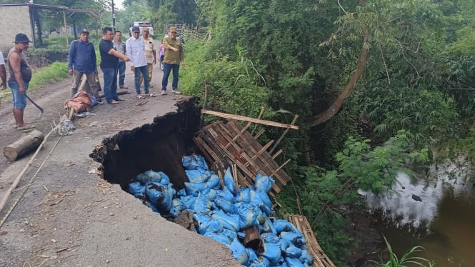 Peninjauan lokasi jalan longsor di Pasuruan