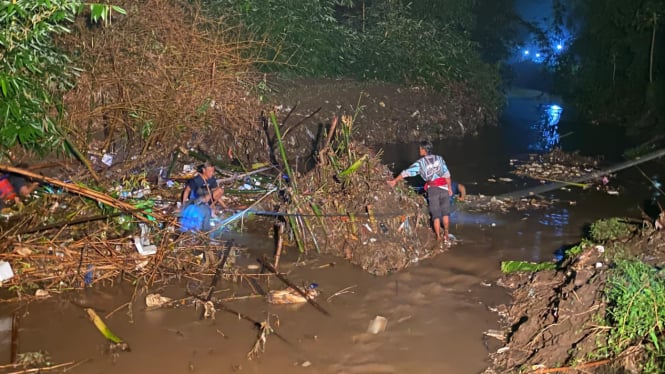 Pencarian korban terseret sungai di Pasuruan