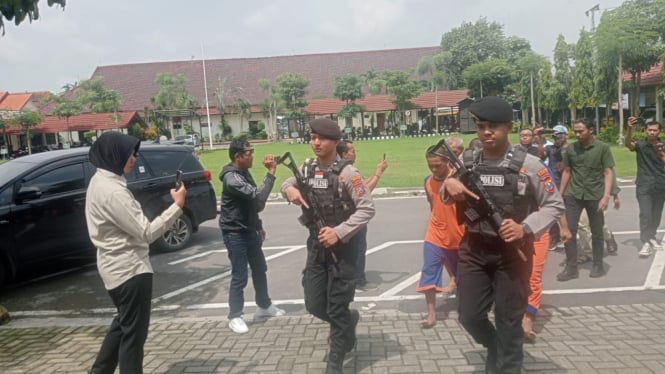 Pelaku pencurian kendaraan bermotor digelandang polisi.