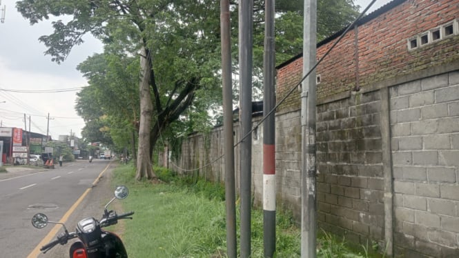 Tiang kabel fiber optik di jalan Brigjen Kertarto, Jombang.