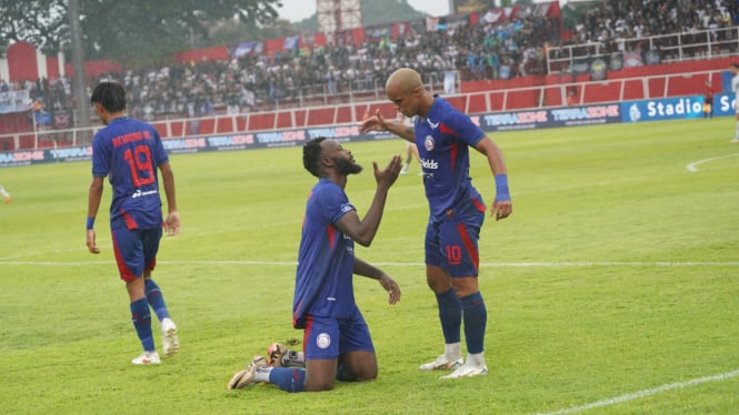 Pemain Arema FC, Charles Lokolingoy usai mencetak gol.