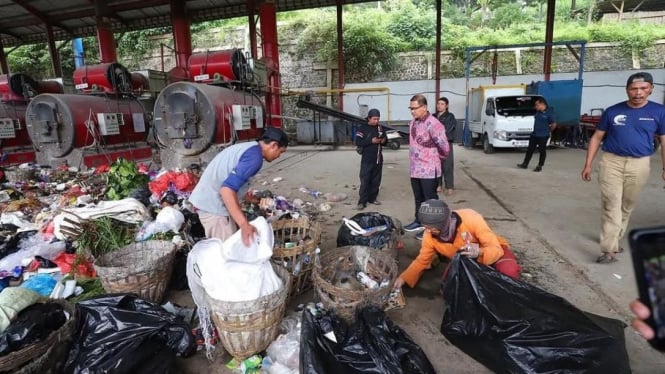 Pj Wali Kota Batu Aries Agung Paewai memantau TPA Tlekung