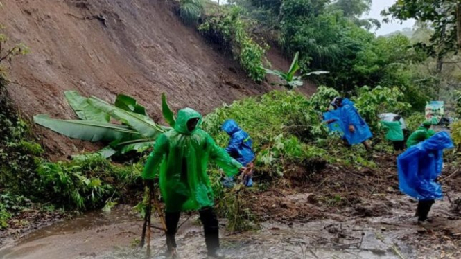 Longsor di akses jalan ke Pura Giri Arjuna