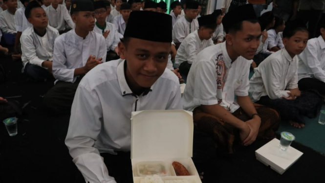 Santri di Jombang mencoba makanan bergizi gratis