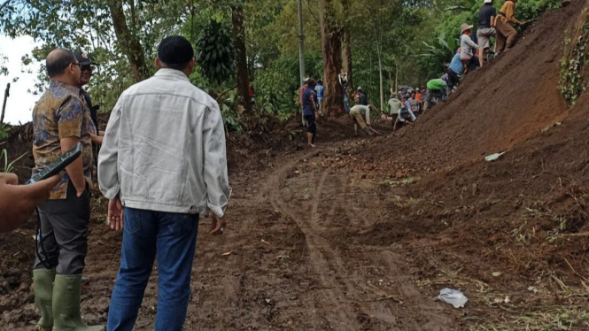 Gotong royong membersihkan material longsor di Tulungrejo.