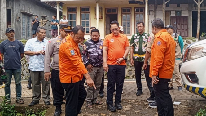 Pj Gubernur mendatangi lokasi tanah bergerak di Pasuruan