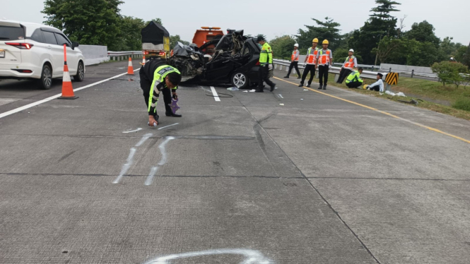 Kendaraan yang terlibat laka lantas di tol Jombang.