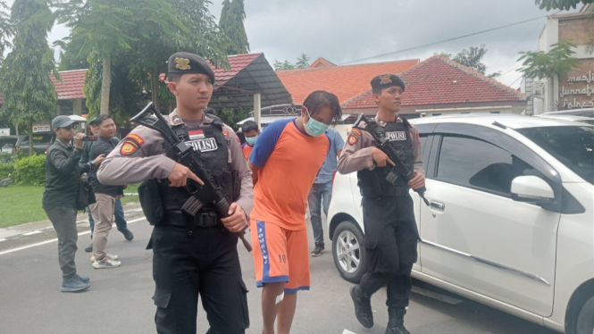 Pelaku saat diamankan polisi di Polres Jombang.