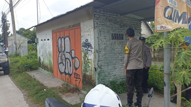 Polisi saat melakukan olah TKP di lokasi penemuan bayi.