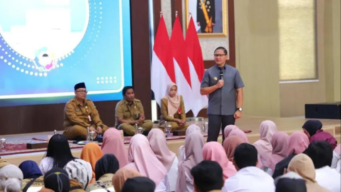 Pj Wali Kota memberi saat motivasi pekerja kebersihan